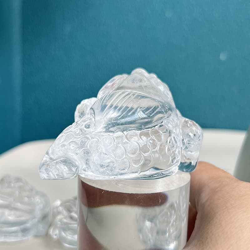 Light reflection through clear quartz crystal toad carving