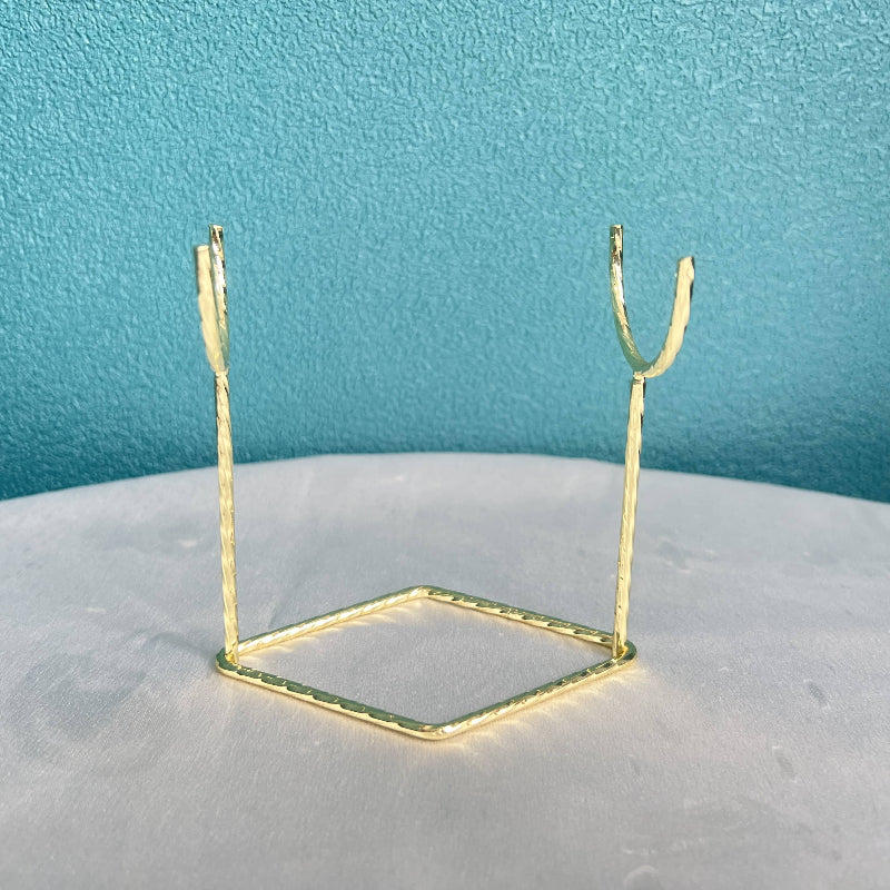 Minimalist crystal holder stand for elegant display