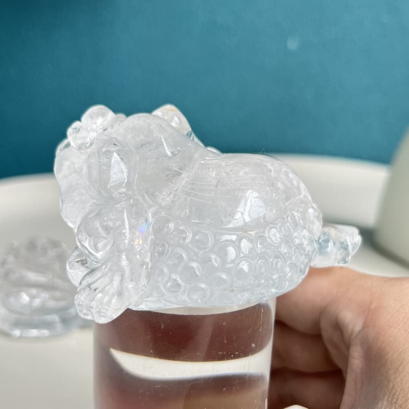 Feng shui crystal toad carving for attracting prosperity