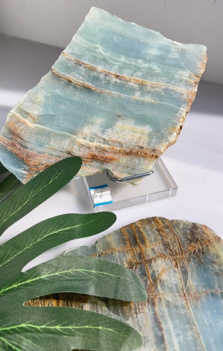 Various sizes of wholesale blue onyx slabs compared