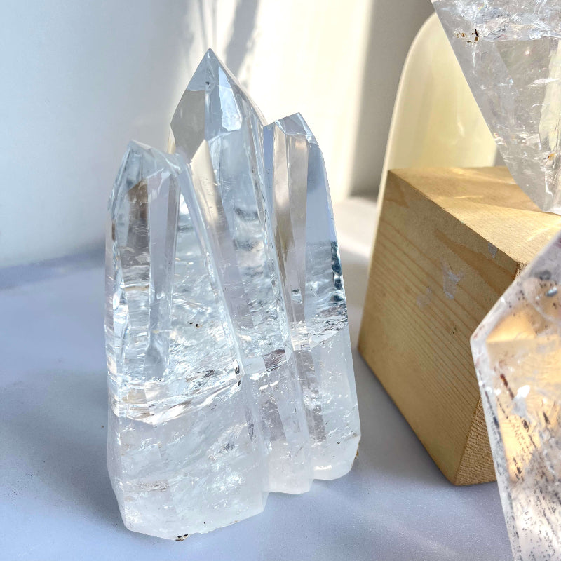 Bulk package of clear quartz crystal points for wholesale buyers