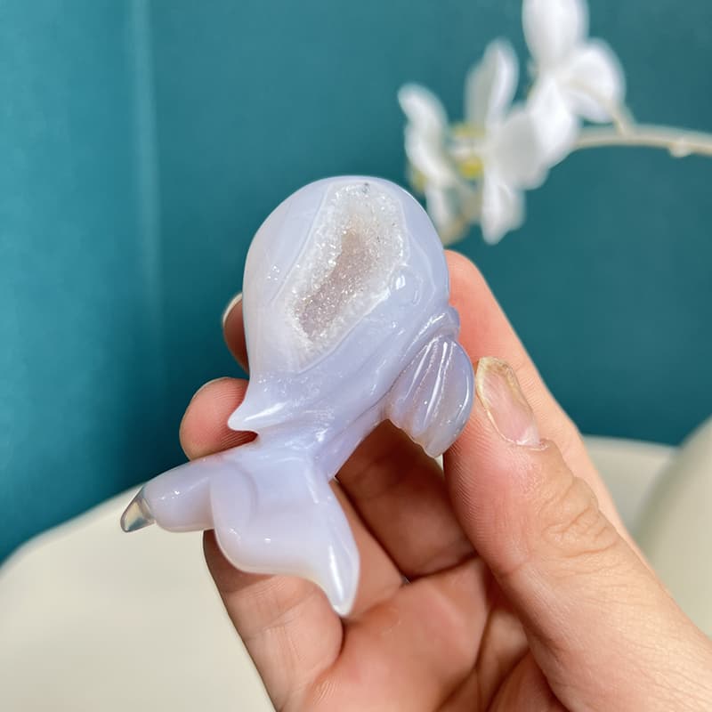 Natural color variations in dolphin shaped agate crystal carving