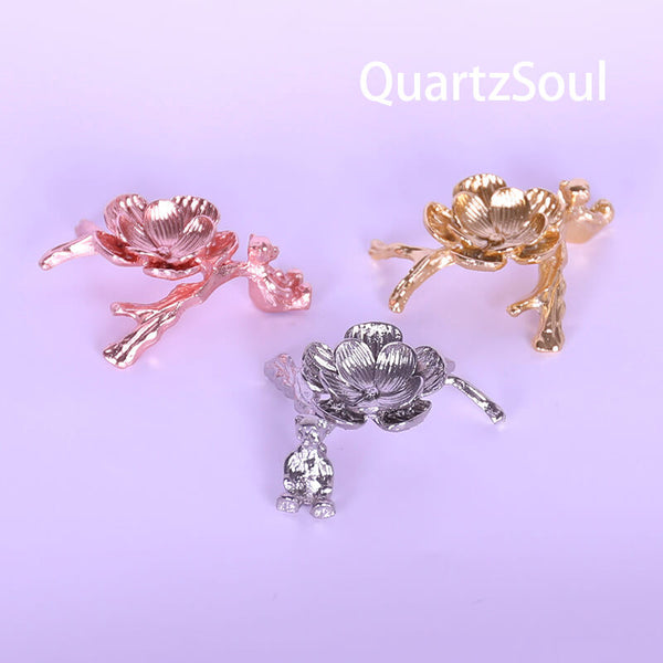 Elegant flower-shaped crystal display stands in Silver, Gold and Rose Gold for showcasing mineral specimens