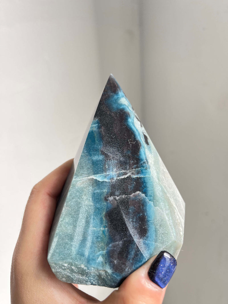 Using Trolleite crystal points for energy healing sessions