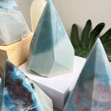 Ways to display Trolleite crystal points in retail settings