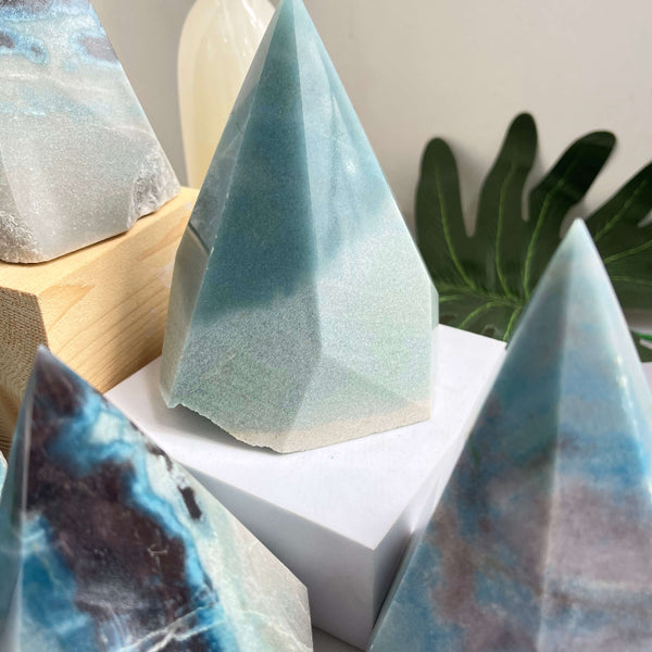 Ways to display Trolleite crystal points in retail settings