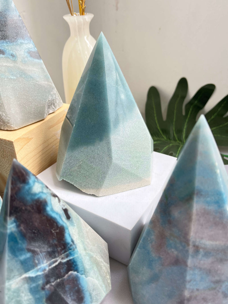 Ways to display Trolleite crystal points in retail settings