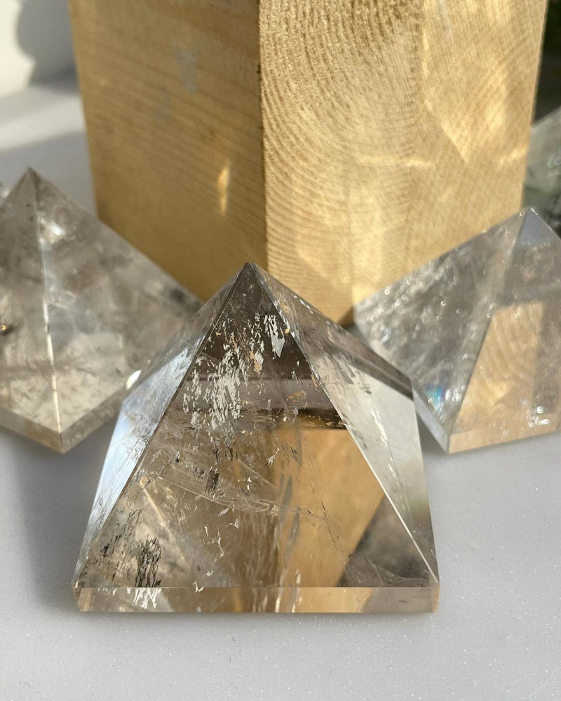 Wholesale clear quartz crystals available in multiple sizes for retail businesses