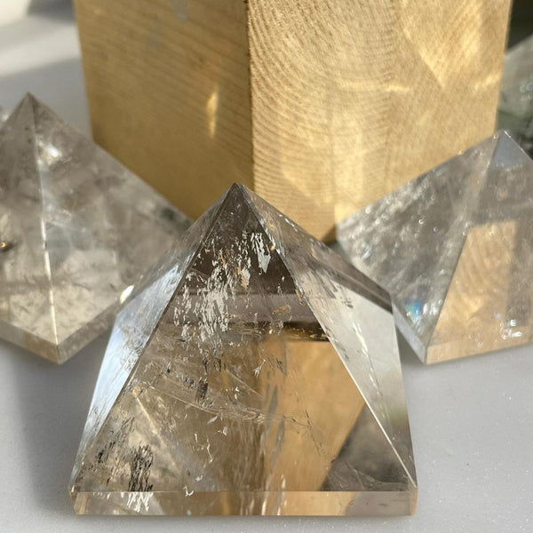 Wholesale clear quartz crystals available in multiple sizes for retail businesses