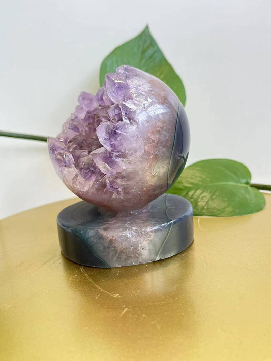 Druzy amethyst with stand